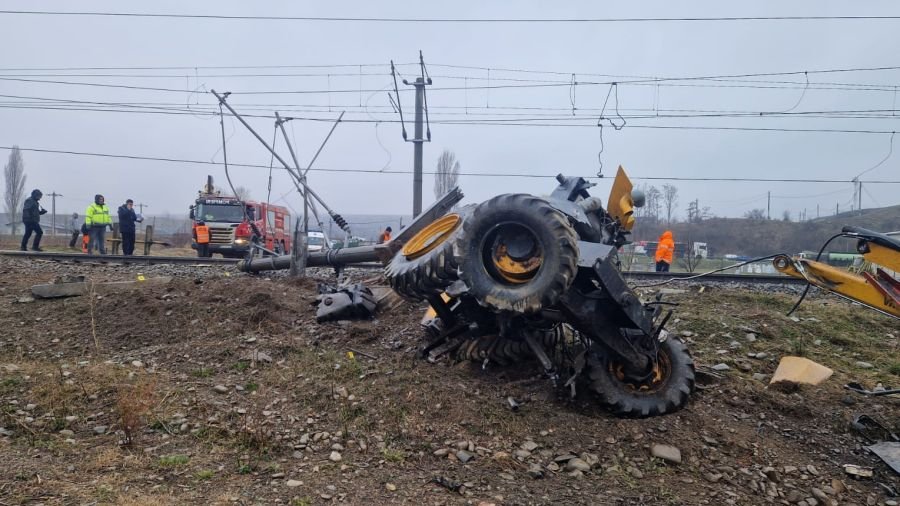  Un tren pe ruta Iaşi – Braşov a lovit un excavator. Șoferul utilajului a murit