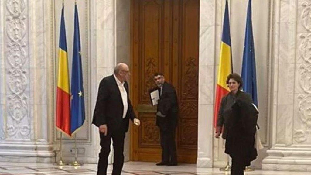  Cine sunt judecătorii CCR fotografiați alături de un senator PSD: fost consilier al lui Iliescu, cu dosar de Securitate dispărut, și o ex-senatoare PNL, promovată de Relu Fenechiu