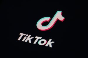 TikTok, la un pas să fie interzis în China. Firma care deţine aplicaţia are şase luni să vândă afacerea din SUA