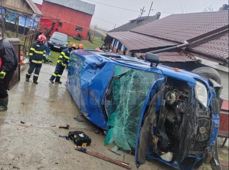  Un şofer din Iaşi s-a răsturnat cu microbuzul pe care-l conducea în curtea unei case din satul Oniceni