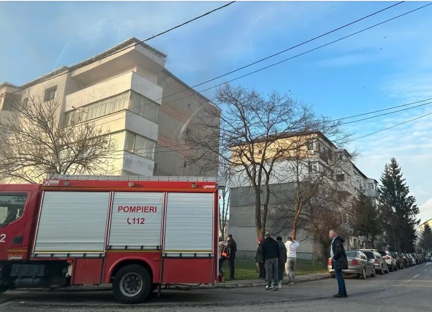  VIDEO – Explozie urmată de un incendiu, într-un apartament situat într-un bloc din Oneşti