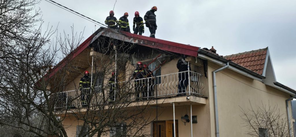  FOTO Casă ce ardea în Bârnova, salvată la timp de pompierii ieșeni. Flăcările au fost localizate doar la nivelul acoperișului