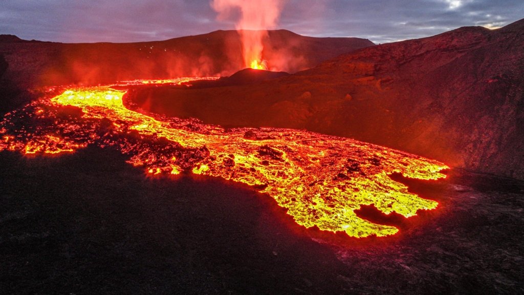  VIDEO Vulcanul din Islanda care a erupt de patru ori în trei luni. Imagini spectaculoase cu lava curgând