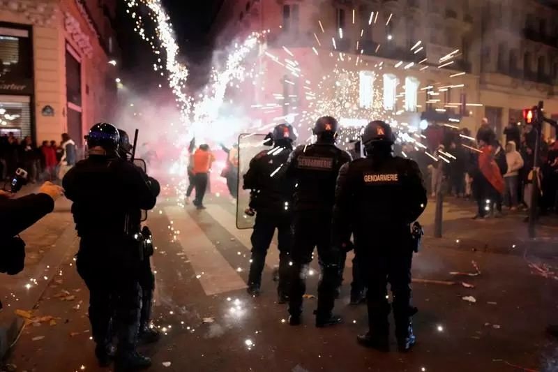  VIDEO Secție de poliție din Paris atacată cu artificii
