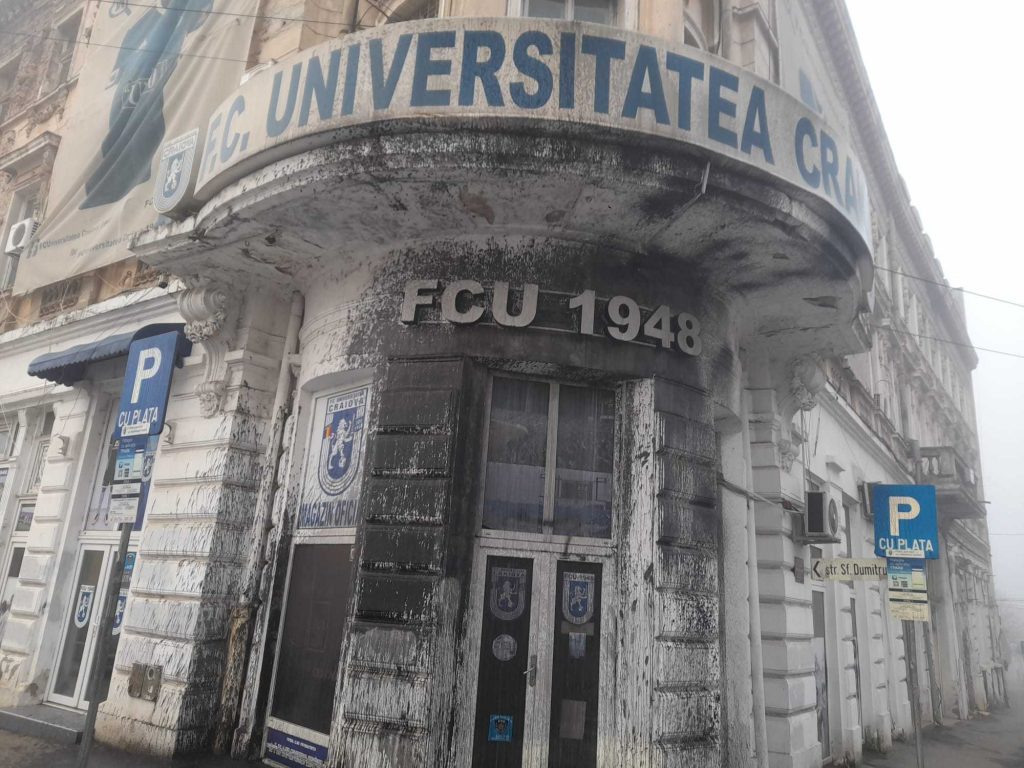  Doi bărbaţi, reţinuţi după ce au vandalizat magazinul clubului FCU Craiova 1948