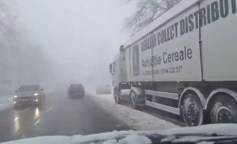  Maşini blocate de zăpadă în zona metropolitană a Iaşului. Nemulţumirea unui primar – VIDEO
