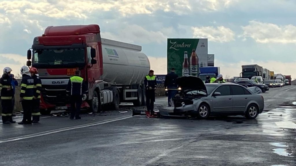  Accident la ieşirea din Buzău spre Ploieşti: Patru persoane au fost transportate la spital