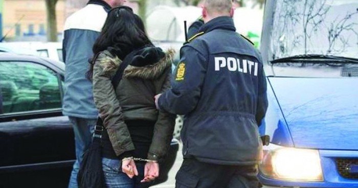  O femeie cadru militar – arestată preventiv sub acuzaţia că şi-a bătut crunt fetiţa de două luni