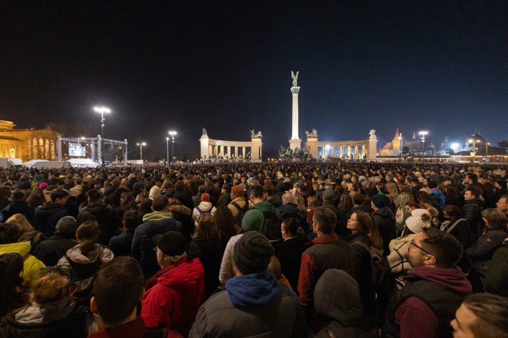  Mii de oameni au ieșit în stradă, în Budapesta, pentru a cere demisia premierului Viktor Orban