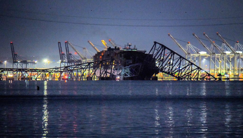  Ce se ştie până acum despre accidentul în care o navă cargo a lovit şi a prăbuşit un mare pod din SUA