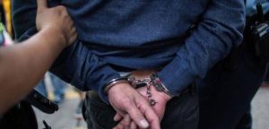 Un tânăr de 18 ani din Teleorman, arestat după ce a violat o femeie de 67 de ani. Mai întâi, i-a cerut o țigară       