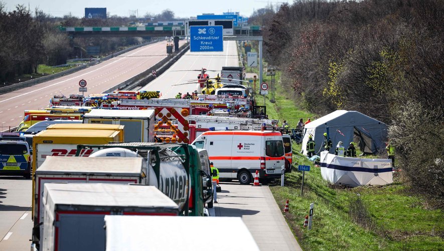  Autocar cu 53 de pasageri s-a răsturnat pe o autostradă din Germania: cel puţin cinci persoane au murit