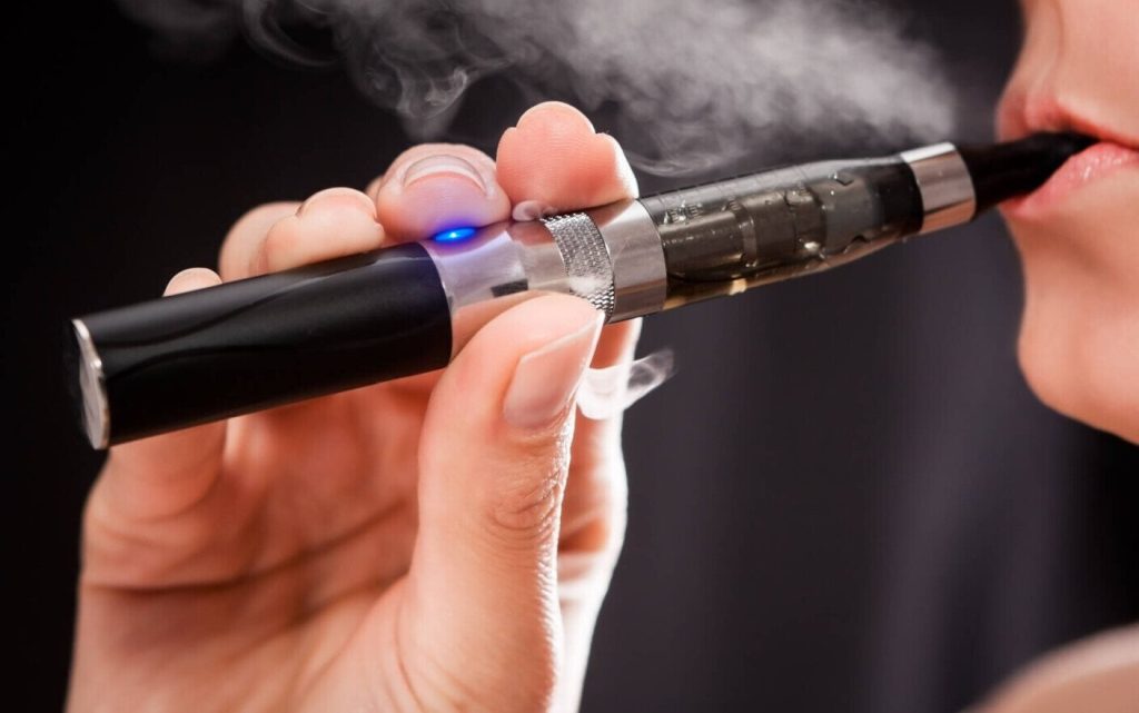  Preşedintele Iohannis a promulgat legea care interzice vânzarea către minori a ţigărilor electronice