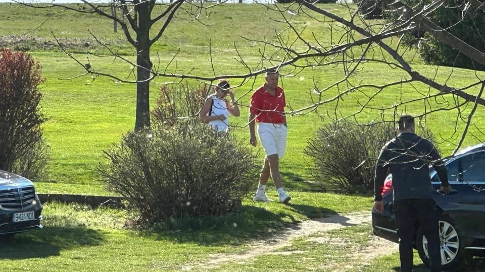  Fotografie cu Iohannis şi soţia sa, la terenul de golf de la Pianu, din judeţul Alba, publicată de presa locală