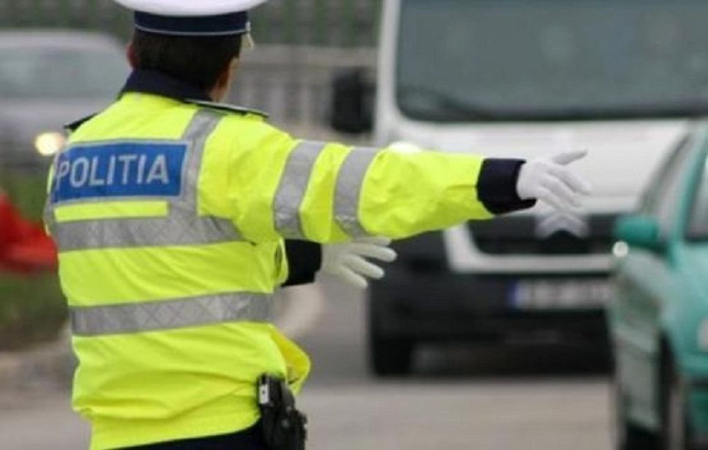  Botoşani: Poliţist rutier, la spital după ce a fost accidentat de un autoturism în timp ce îi făcea semn unui alt şofer să oprească