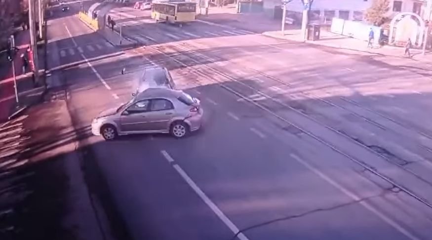  Impact violent între două maşini pe şoseaua Nicolina, sâmbătă dimineaţă – VIDEO