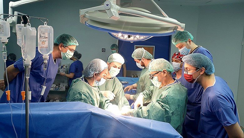  Premieră: transplant hepatic de urgență efectuat la Iași, la „Sf. Spiridon”. Ficatul a fost adus cu avionul TAROM de la București