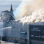 Bursa din Copenhaga s-a prăbușit, la propriu! Clădirea a fost devastate de un incendiu