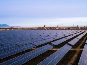 Un gigant mondial, cu venituri cât PIB-ul României, investește în țara noastră în energie solară