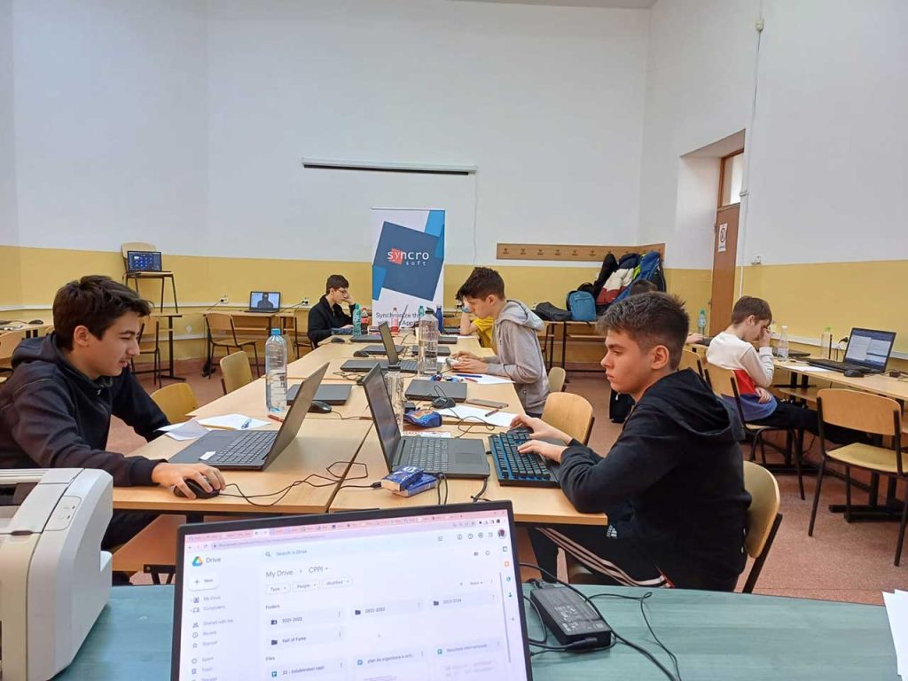  Olimpicii țării se întrec azi la Iași. Un provocator concurs național de informatică, la Colegiul „Racoviță”