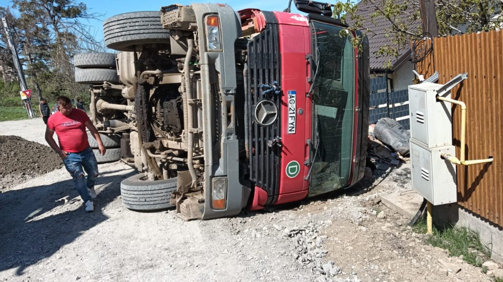  Mașină de gunoi răsturnată pe strada Mărului, în Valea Adâncă