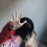 Femeie de 31 de ani, cercetată după ce a întreţinut relaţii sexuale cu fiica sa de 13 ani