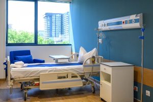 În ce cazuri asigurații se pot prezenta fără bilet de trimitere în ambulatoriu clinic și unitățile sanitare cu paturi: