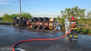 Accident pe drumul morții - Șoferul unei cisterne pline cu alcool care s-a răsturnat a murit pe loc VIDEO