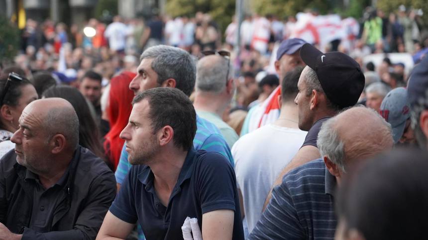  Confruntat cu proteste, partidul de guvernământ din Georgia a organizat o contramanifestaţie VIDEO