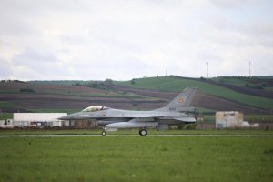 Trei aeronave F-16, achiziţionate de România din Norvegia, au aterizat în Baza 71 Aeriană de la Câmpia Turzii