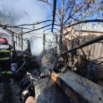 Iași: Două persoane au suferit arsuri după ce le-a luat foc gardul casei - FOTO
