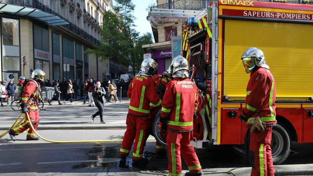  Incendiu puternic în Paris: cel puțin trei persoane și-au pierdut viața