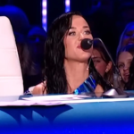 VIDEO cu Katy Perry, în momentul în care îi cade bluza în direct la TV. S-a ascuns sub pupitru