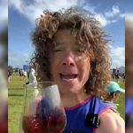 VIDEO ”Cel mai mare bețiv din lume” a băut câte un pahar de vin la fiecare 1,6 km de maraton la Londra