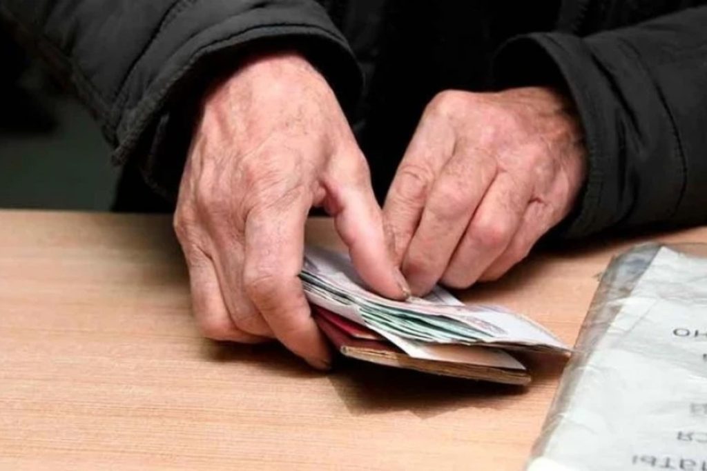  Poşta Română anunţă că a început distribuirea în avans a pensiilor aferente lunii mai