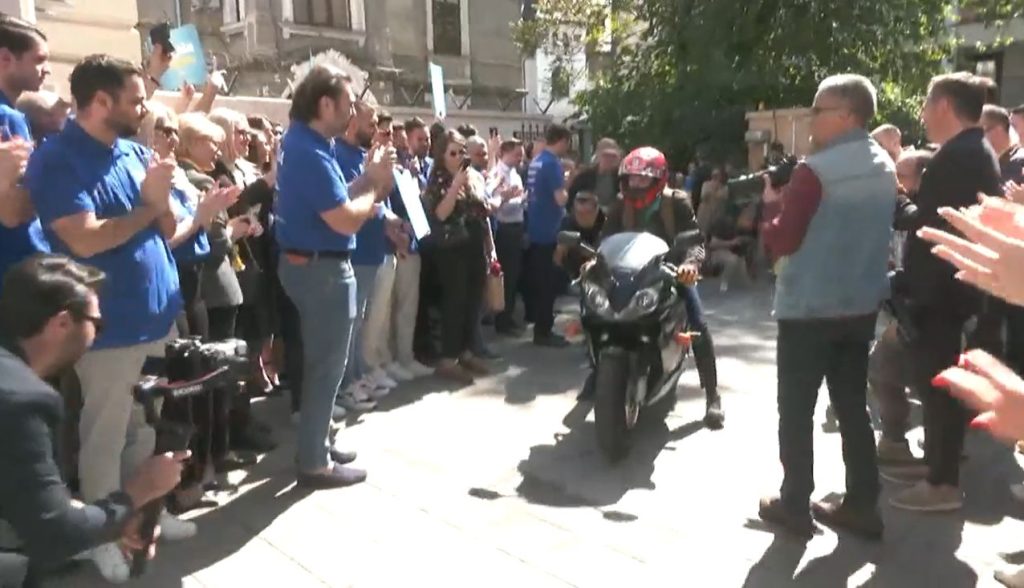  Sebastian Burduja a venit pe motocicletă la depunerea candidaturii la Primăria Capitalei VIDEO