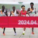 Câştigătorul semimaratonului de la Beijing, deposedat de medalie după ce alţi alergători au încetinit pentru ca el să treacă primul linia de sosire