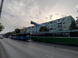FOTO Circulația tramvaielor oprită în Podu Roș din cauza unui baner