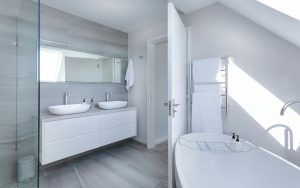Alegerea materialului potrivit din lemn pentru mobilierul de baie (P)