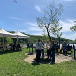 VIDEO/FOTO Mici și bere gratis! Ieșenii participă la petrecerea de 1 mai organizată de Primărie