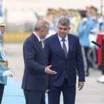 „Marcele, eu ți-aș fi dat sabia lui Ștefan cel Mare, dar am auzit că nu ești moldovean…”, una din multele glume din online la adresa lui Ciolacu în vizită la Erdoğan