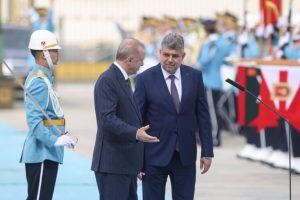 „Marcele, eu ți-aș fi dat sabia lui Ștefan cel Mare, dar am auzit că nu ești moldovean…”, una din multele glume din online la adresa lui Ciolacu în vizită la Erdoğan