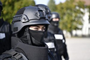 Spionul care a livrat chinezării antiglonț Jandarmeriei și Poliției a exportat ilegal în R. Moldova echipamente identice pentru forțe de ordine