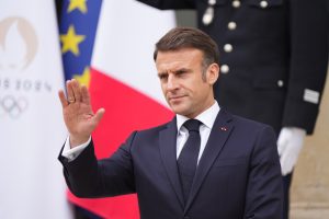 Macron se duce de urgenţă 