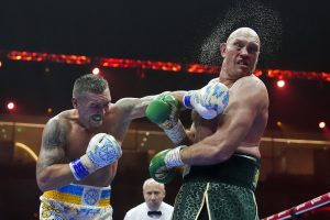 Ucraineanul Oleksandr Usyk l-a învins pe englezul Tyson Fury şi a devenit campion incontestabil la categoria grea