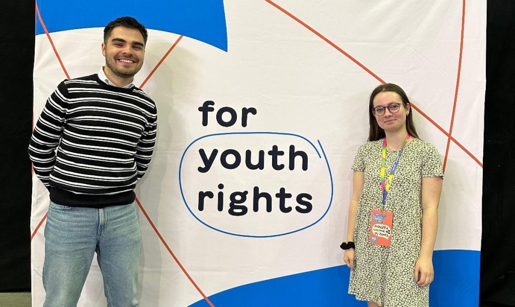 Doi tineri români intră în conducerea celei mai mari organizații de tineret din lume, Forumul European de Tineret