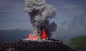 Vulcanul Ibu a intrat în erupţie în Indonezia: O coloană uriaşă de cenuşă, înaltă de patru kilometri
