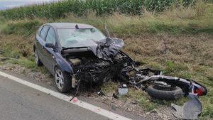 Un autoturism s-a izbit de două motociclete: O persoană a murit pe loc FOTO