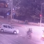 VIDEO Accident filmat în Nicolina: impact între o mașină și un motociclist