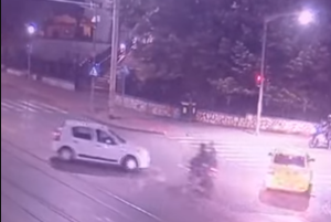 VIDEO Accident filmat în Nicolina: impact între o mașină și un motociclist